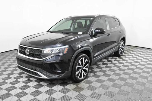 Deep Black Pearl Effect 2023 Volkswagen Taos 1.5T SE