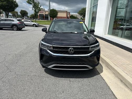 Deep Black Pearl Effect 2023 Volkswagen Taos 1.5T SE