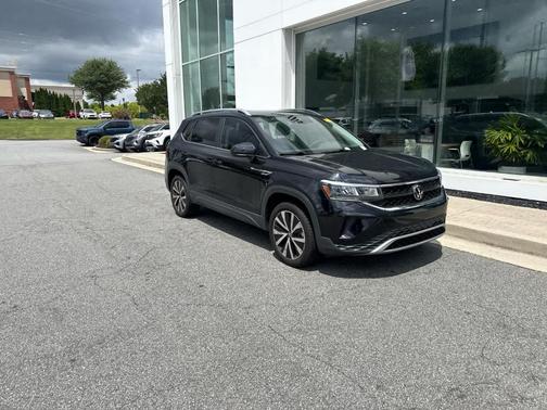 Deep Black Pearl Effect 2023 Volkswagen Taos 1.5T SE