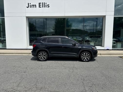 Deep Black Pearl Effect 2023 Volkswagen Taos 1.5T SE