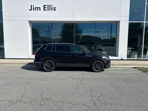 Deep Black Pearl Effect 2023 Volkswagen Tiguan 2.0T SE