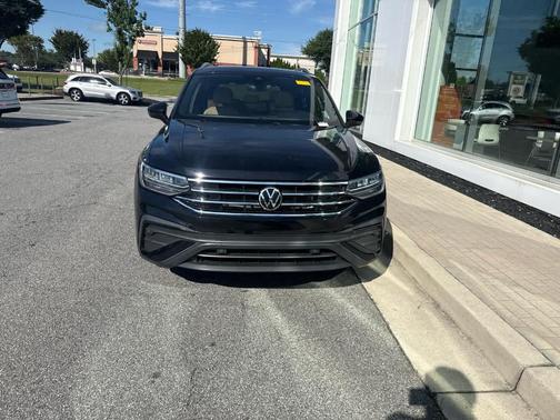 Deep Black Pearl Effect 2023 Volkswagen Tiguan 2.0T SE