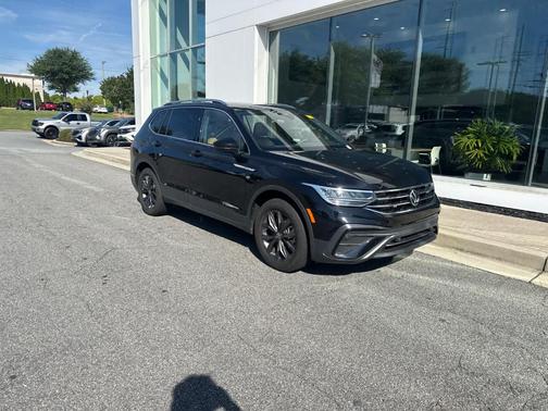 Deep Black Pearl Effect 2023 Volkswagen Tiguan 2.0T SE