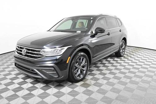 Deep Black Pearl Effect 2023 Volkswagen Tiguan 2.0T SE