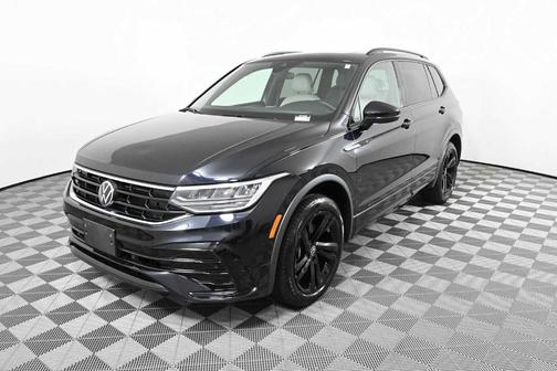 Deep Black Pearl Effect 2024 Volkswagen Tiguan 2.0T SE R-Line Black