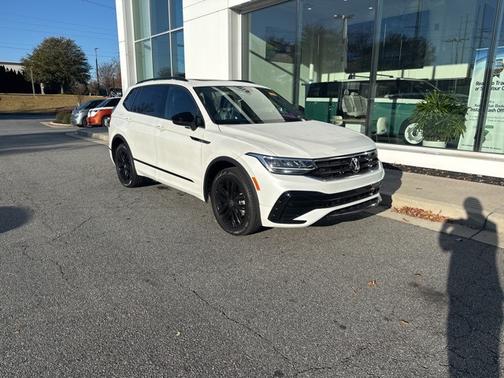 2022 Volkswagen Tiguan 2.0T SE R-Line Black