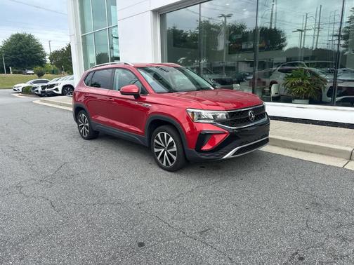 Kings Red 2022 Volkswagen Taos 1.5T SE