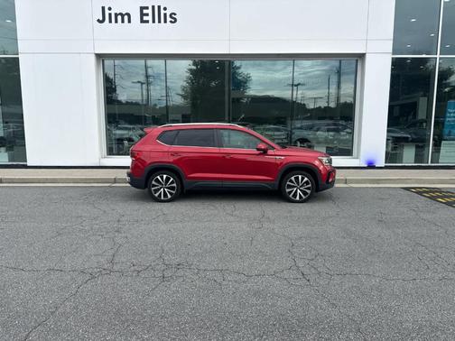Kings Red 2022 Volkswagen Taos 1.5T SE