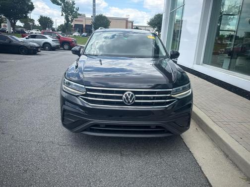 Deep Black Pearl Effect 2022 Volkswagen Tiguan 2.0T SE