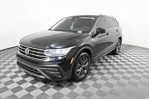 Deep Black Pearl Effect 2022 Volkswagen Tiguan 2.0T SE