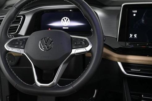 2025 Volkswagen Atlas Cross Sport 2.0T SE w/Technology