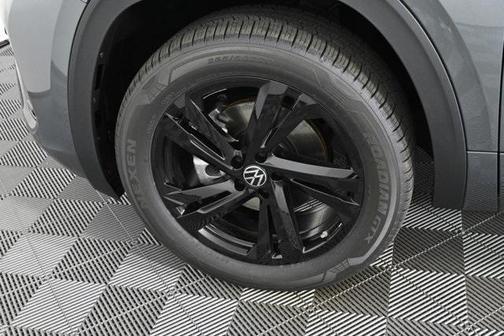 2025 Volkswagen Atlas Cross Sport 2.0T SEL R-Line Black
