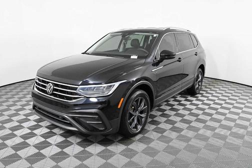Deep Black Pearl Effect 2023 Volkswagen Tiguan 2.0T SE