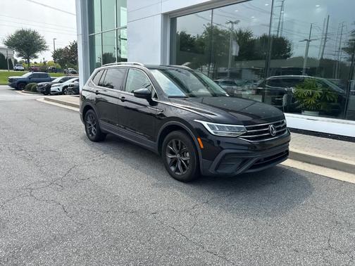 Deep Black Pearl Effect 2023 Volkswagen Tiguan 2.0T SE