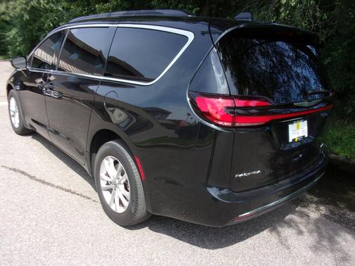 Brilliant Black Crystal Pearlcoat 2022 Chrysler Pacifica Touring AWD