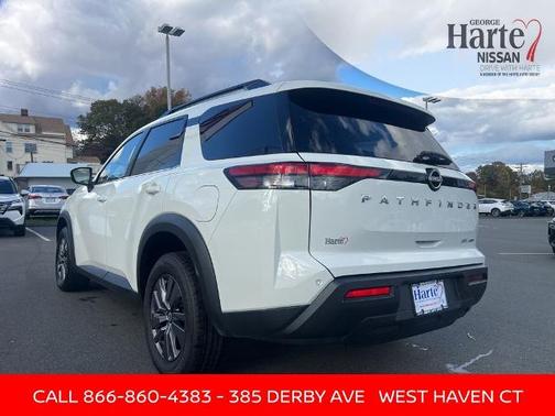 2024 Nissan Pathfinder SV