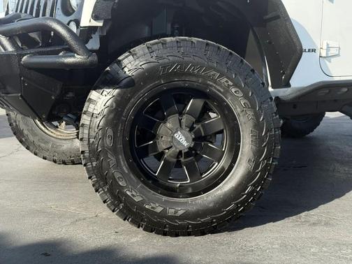 Bright White Clearcoat 2014 Jeep Wrangler Willys Wheeler