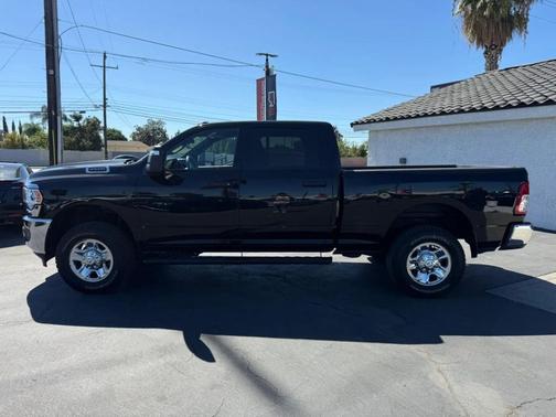 Diamond Black Crystal Pearlcoat 2023 RAM 2500 Tradesman Crew Cab 4x4 6'4' Box