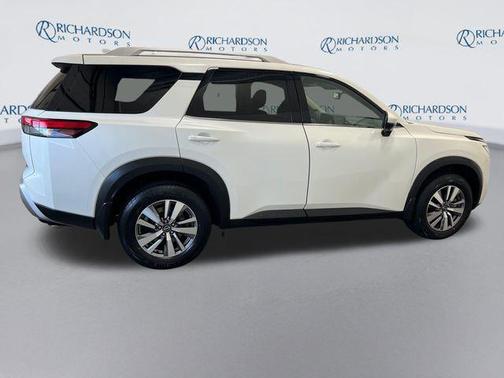 Pearl White Tricoat 2022 Nissan Pathfinder SL 4WD