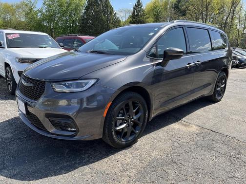 Granite Crystal Metallic Clearcoat 2023 Chrysler Pacifica Touring L