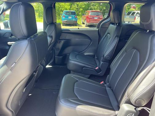Red Hot Pearlcoat 2026 Chrysler Pacifica L