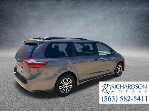 2020 Toyota Sienna XLE