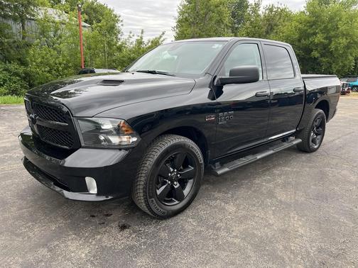 Diamond Black Crystal Pearlcoat 2023 RAM 1500 Classic Express