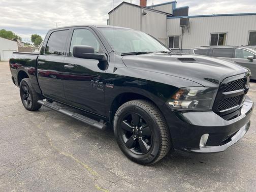 Diamond Black Crystal Pearlcoat 2023 RAM 1500 Classic Express