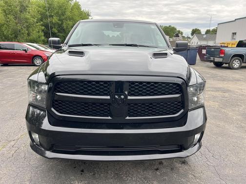 Diamond Black Crystal Pearlcoat 2023 RAM 1500 Classic Express