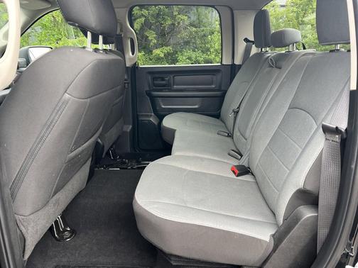 Diamond Black Crystal Pearlcoat 2023 RAM 1500 Classic Express