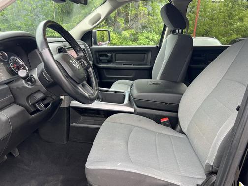 Diamond Black Crystal Pearlcoat 2023 RAM 1500 Classic Express