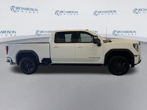 Summit White 2024 GMC Sierra 2500 AT4