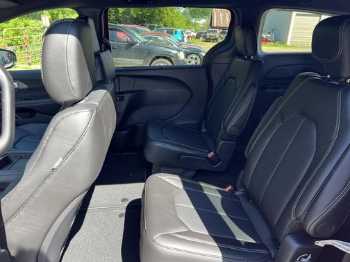 Red Hot Pearlcoat 2027 Chrysler Pacifica L