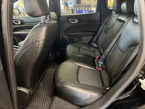 Diamond Black Crystal Pearlcoat 2026 Jeep Compass Latitude