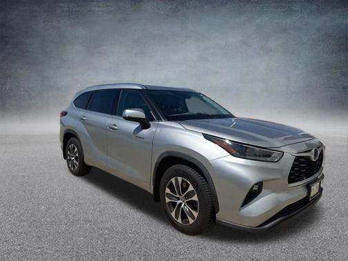 Celestial Silver Metallic 2021 Toyota Highlander Hybrid XLE