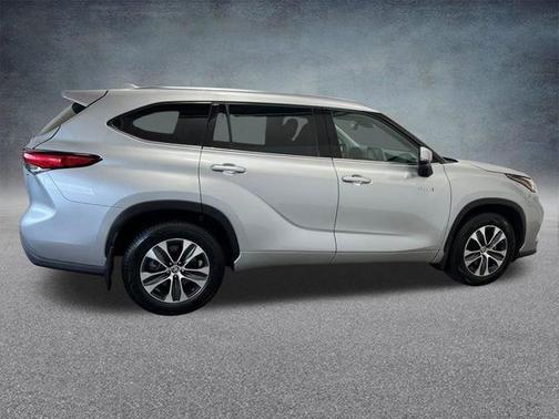 Celestial Silver Metallic 2021 Toyota Highlander Hybrid XLE