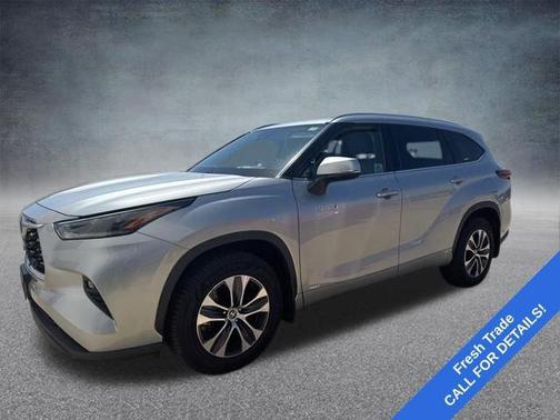 Celestial Silver Metallic 2021 Toyota Highlander Hybrid XLE