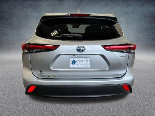 Celestial Silver Metallic 2021 Toyota Highlander Hybrid XLE
