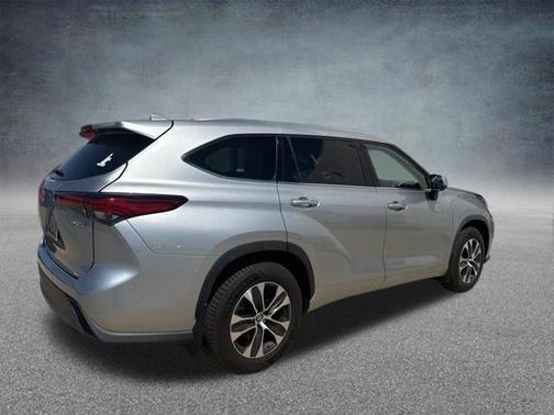 Celestial Silver Metallic 2021 Toyota Highlander Hybrid XLE