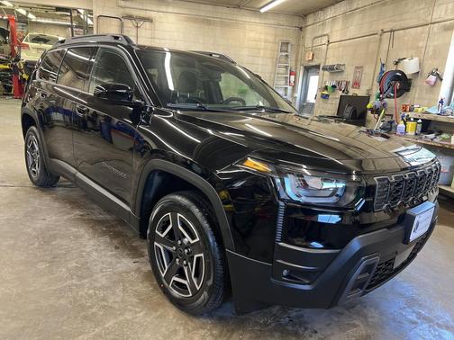 Diamond Black Crystal Pearlcoat 2026 Jeep Cherokee Laredo 4x4