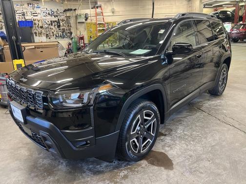 Diamond Black Crystal Pearlcoat 2026 Jeep Cherokee Laredo 4x4