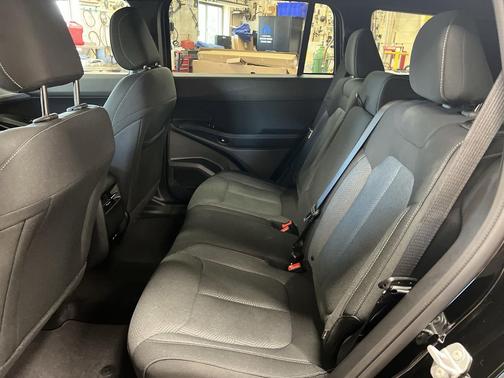 Diamond Black Crystal Pearlcoat 2026 Jeep Cherokee Laredo 4x4