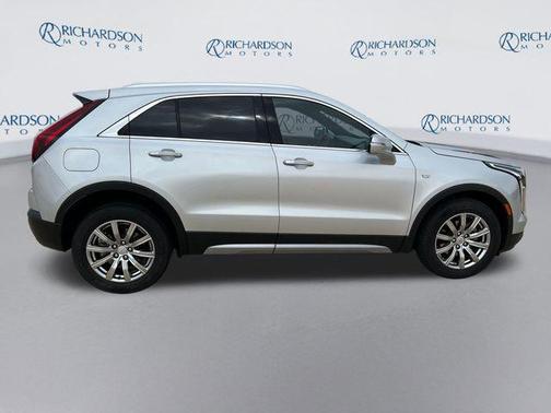 Radiant Silver Metallic 2022 Cadillac XT4 Premium Luxury