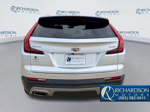 Radiant Silver Metallic 2022 Cadillac XT4 Premium Luxury