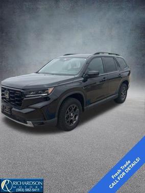 Crystal Black Pearl 2025 Honda Pilot TrailSport