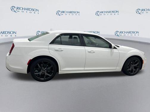 2023 Chrysler 300 Touring