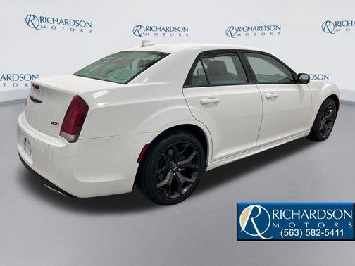 2023 Chrysler 300 Touring