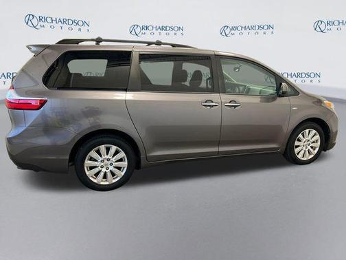 2017 Toyota Sienna XLE