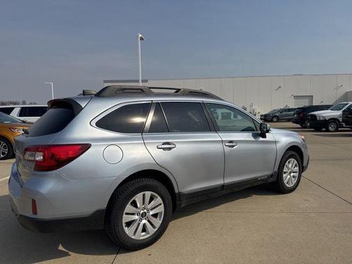 Ice Silver Metallic 2017 Subaru Outback 2.5i Premium