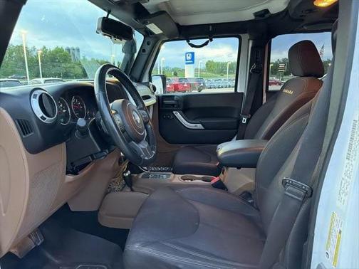 Bright White Clearcoat 2014 Jeep Wrangler Unlimited Sahara